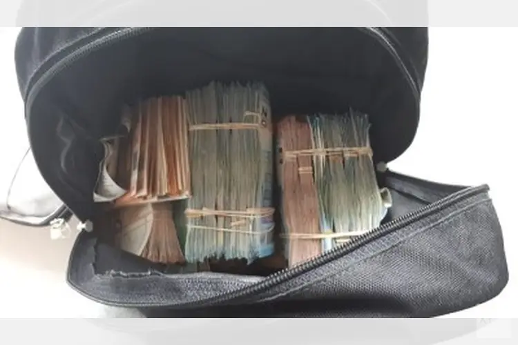 Politie haalt grote geldbedragen uit rugzak en plafond