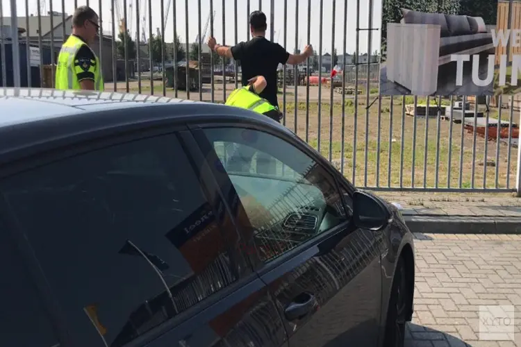 Agenten nemen auto hardleerse bestuurder in beslag