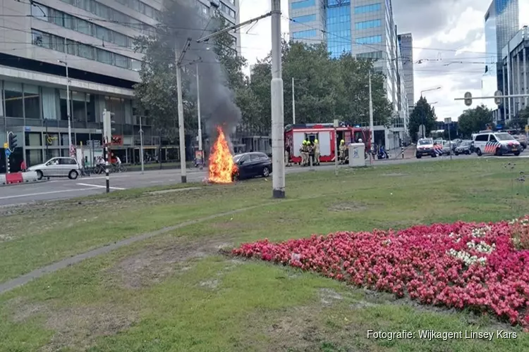 Auto in vlammen op Hofplein