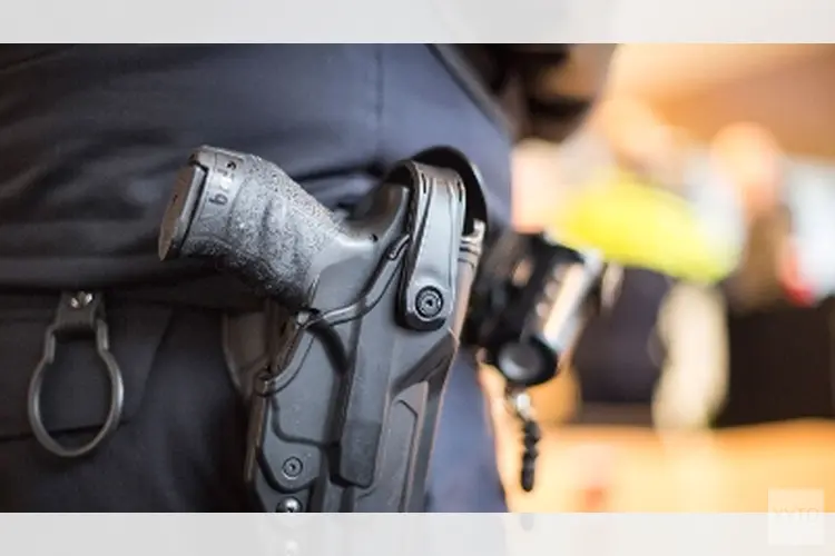 Politie lost waarschuwingsschoten en vindt na aanhouding doorgeladen vuurwapen