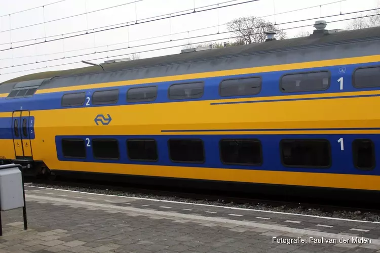Uit gevangenis weggelopen Amsterdammer slaat treinreizigster in het gezicht