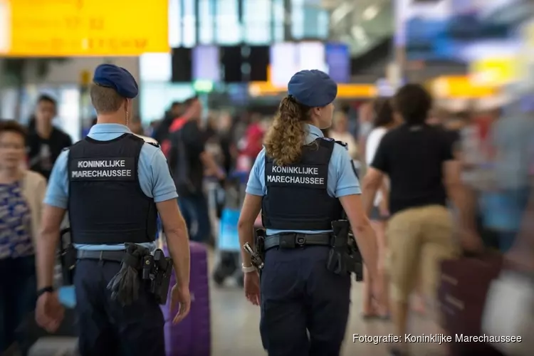 Onderzoek naar drugs op Schiphol leidt naar man (67) met tonnen aan cash in huis