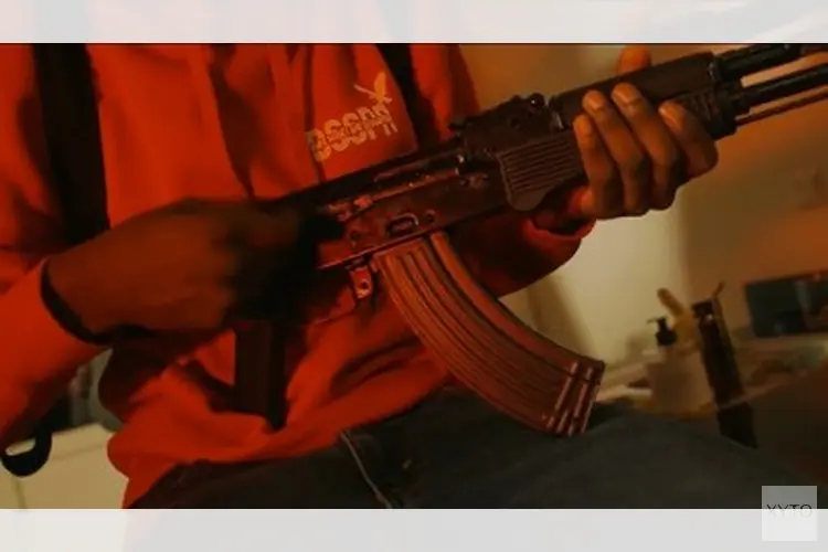 Invallen en arrestaties op basis van verboden wapenbezit in videoclip