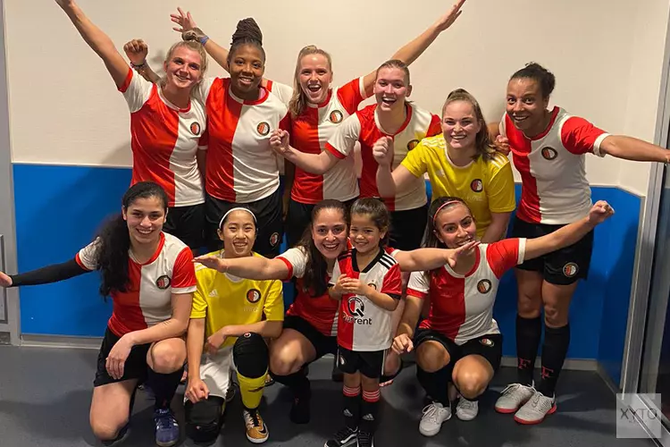 Feyenoord Futsal vrouwen steunen ondernemer Pannekoekenhuis &#39;t Hof in Vlaardingen op dinsdag 28 april