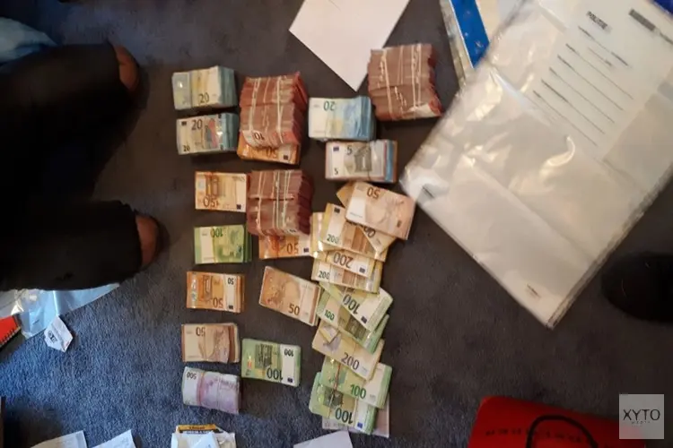 Politie stuit op geld, vuurwapen en drugs in woning Rotterdam