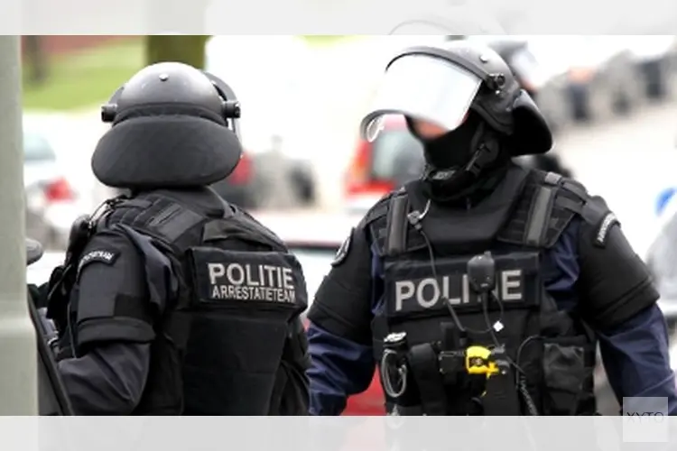 Arrestatieteam Rotterdam houdt man met wapens aan