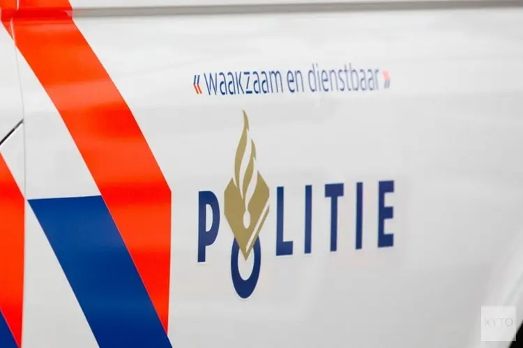 Politie vindt patroonhouder en munitie in na aanrijding achtergelaten auto