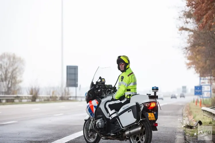 25 bekeuringen voor mobiel bellen tijdens verkeerscontrole op A15 en A16