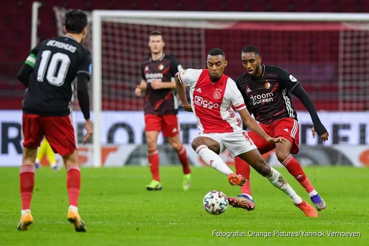 Ajax wint nipt in klassieker tegen Feyenoord