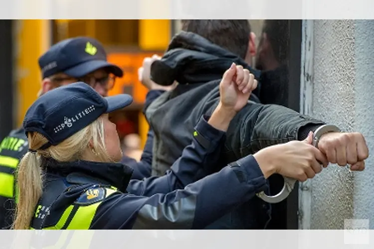 Politie Rotterdam houdt vijf jongeren met nepvuurwapens aan