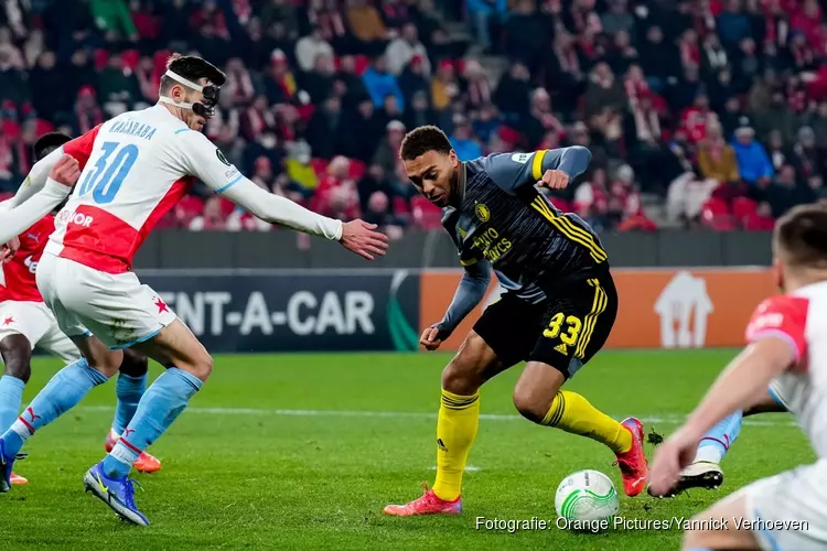 Feyenoord overwintert na gelijkspel met tien man in Praag