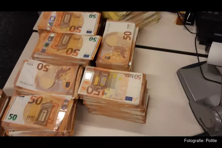 Bijna 8 miljoen euro cash aangetroffen in woning Rotterdam