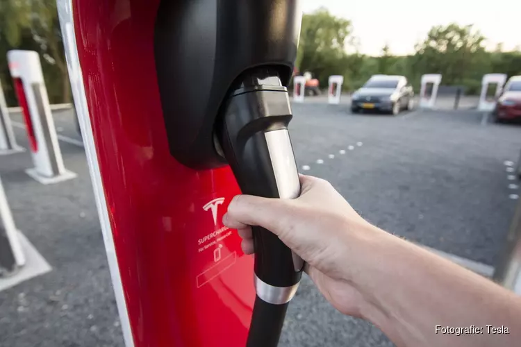 Tesla opent Superchargerstation in Schiedam