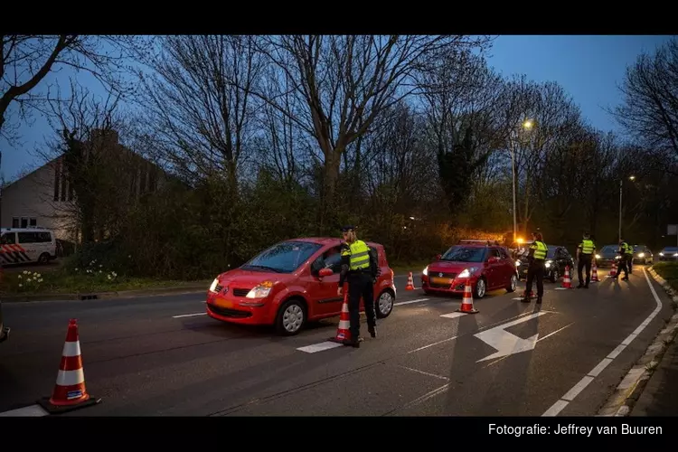 Scooters en auto&#39;s langs de kant gezet