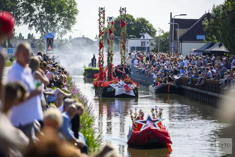 Arrangeur Ivo Putman (Almere) decoreert boot bij Varend Corso Westland