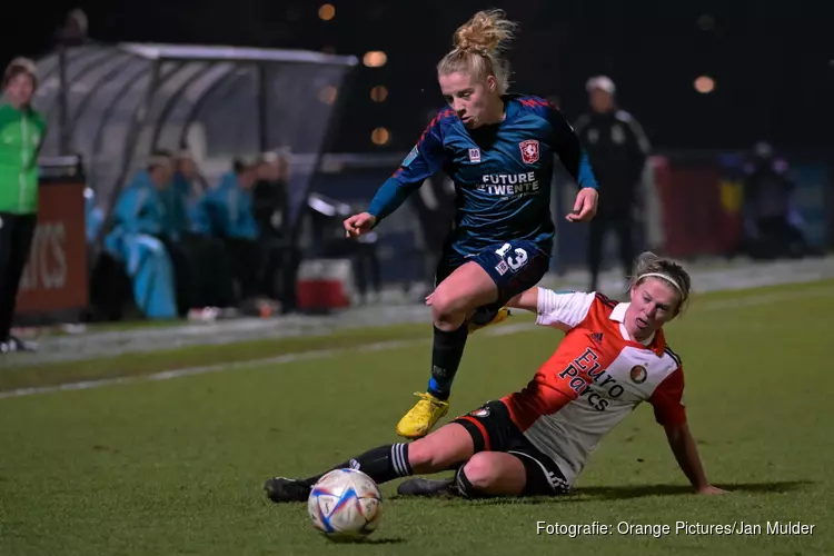 Koploper FC Twente met nipt verschil langs Feyenoord