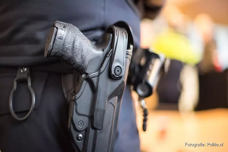 Politie lost waarschuwingsschot na melding vuurwapen