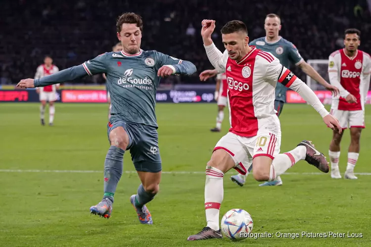 Ajax klimt naar tweede plaats na ruime winst op Sparta