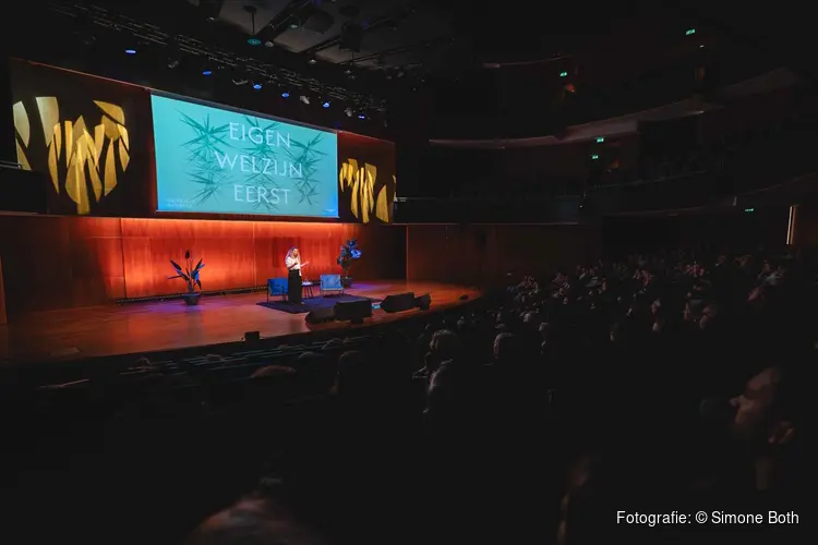 Eigen welzijn eerst - Theateravond met Roxane van Iperen