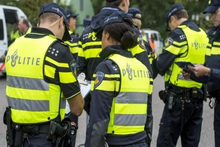 Aanhouding na steekincident Aert van Nesstraat