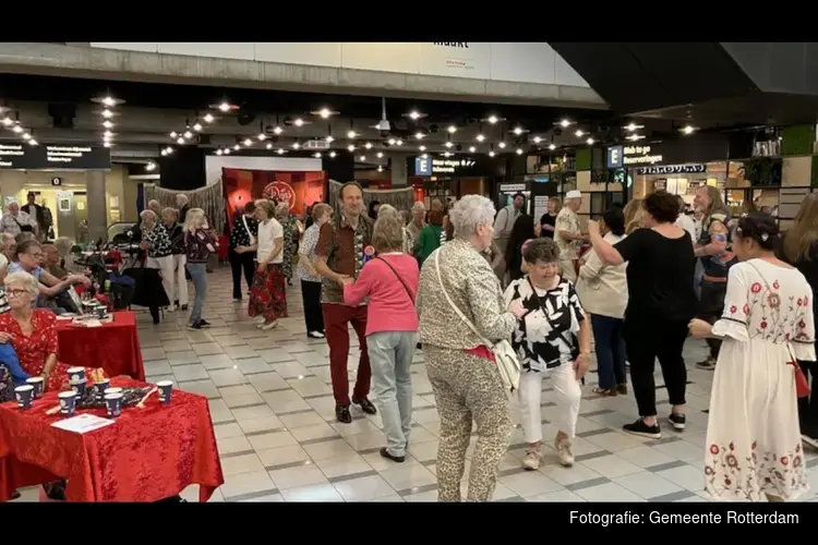 Ouderen dansen hele zomer door bij Het Danspaleis