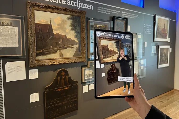 Primeur: een museumtour in gebarentaal met een hologram