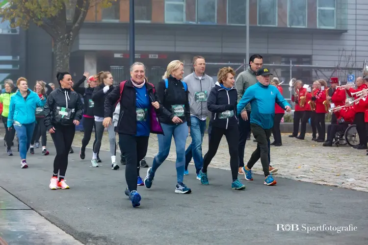 De Inofec Maastunnelloop trekt naast hardlopers, ook heel veel wandelaars en powerwalkers