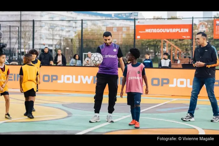 Platform met activiteiten Cruyff Courts en Krajicek Playgrounds