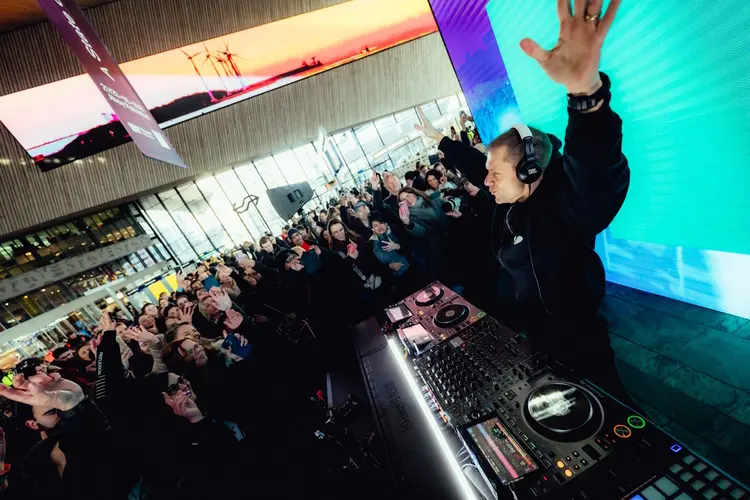 Armin van Buren trapt a state of trance af met uniek optreden op Rotterdam Centraal